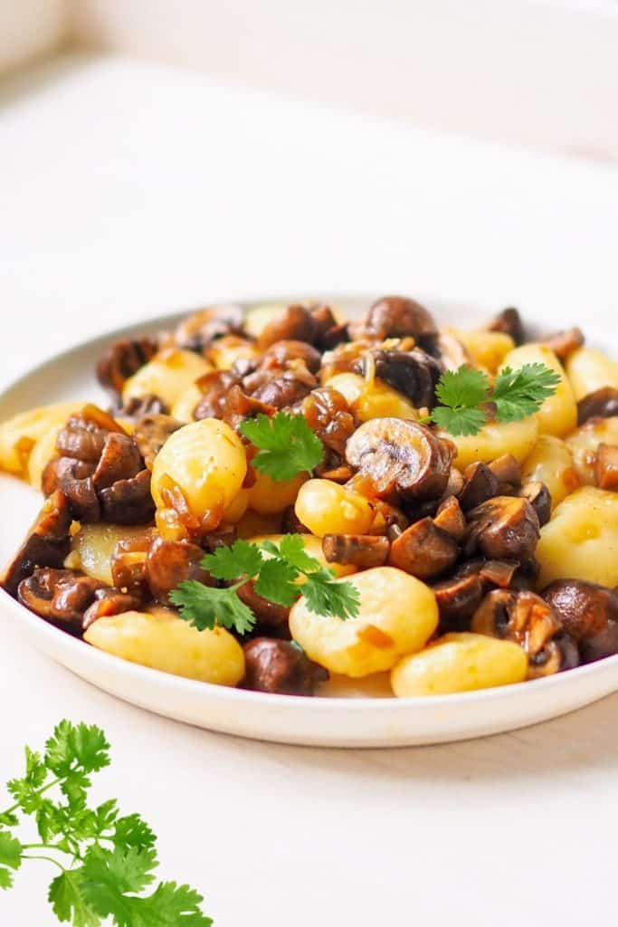 Schnelles Gnocchi Rezept mit Champignons und Zwiebeln