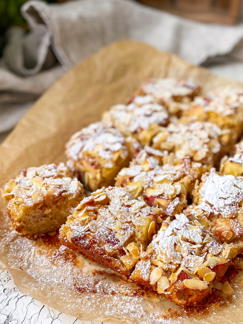 Schneller saftiger Apfelkuchen mit Joghurt und Öl und gemahlenen ...