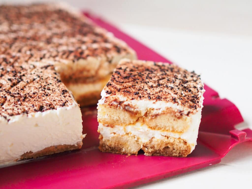 Schneller saftiger Apfelkuchen mit Joghurt und Öl und gemahlenen ...