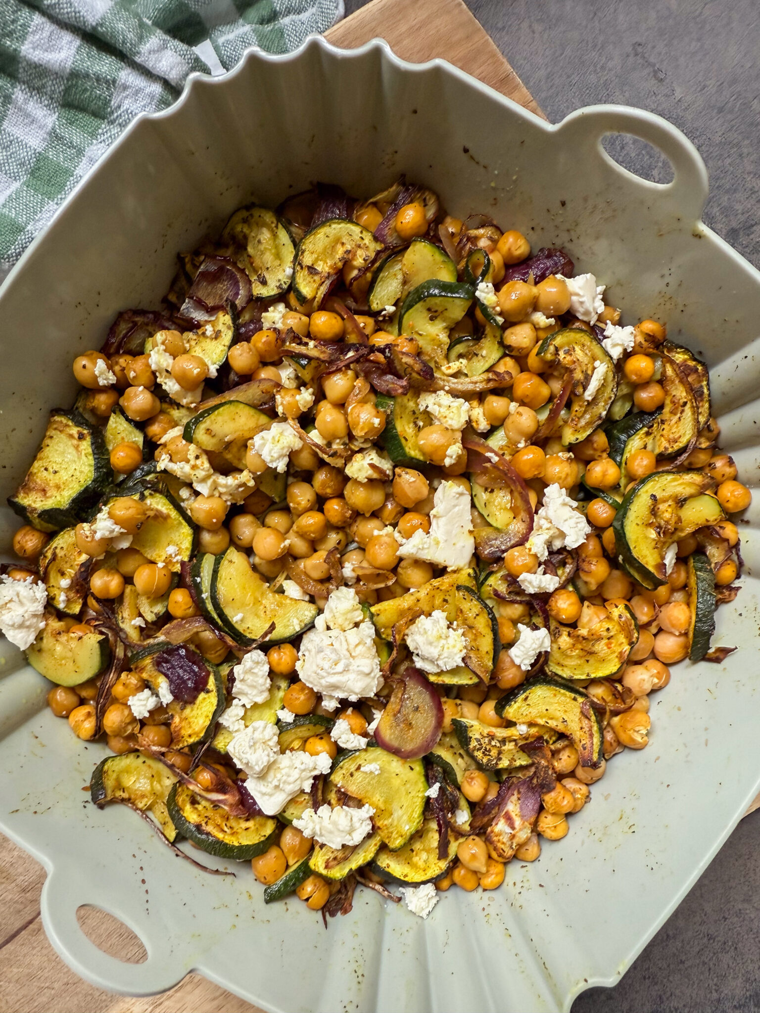 Zucchini Salat mit Kichererbsen und Feta