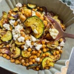 Zucchini Salat mit Kichererbsen und Feta