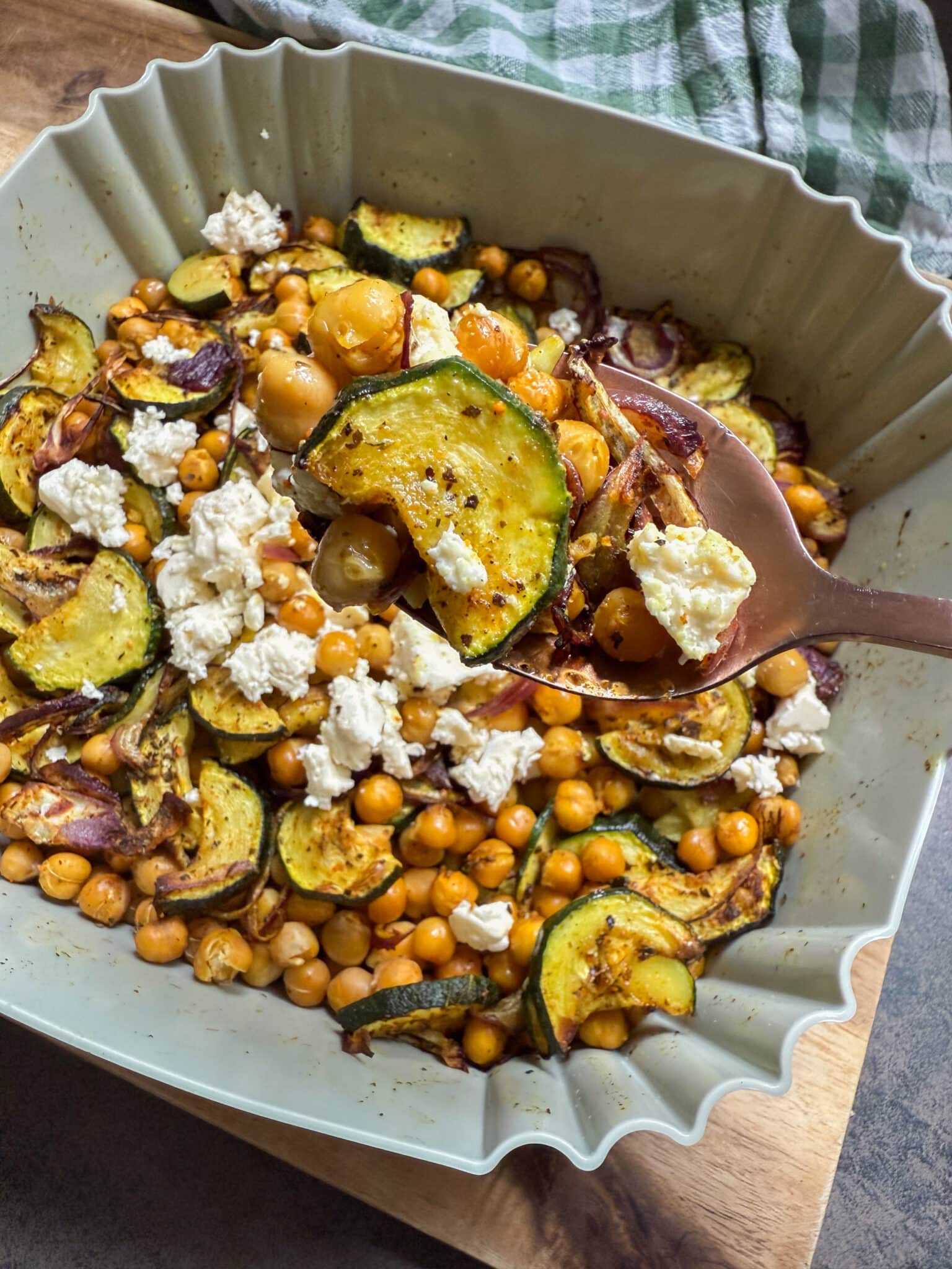 Zucchini Salat mit Kichererbsen und Feta