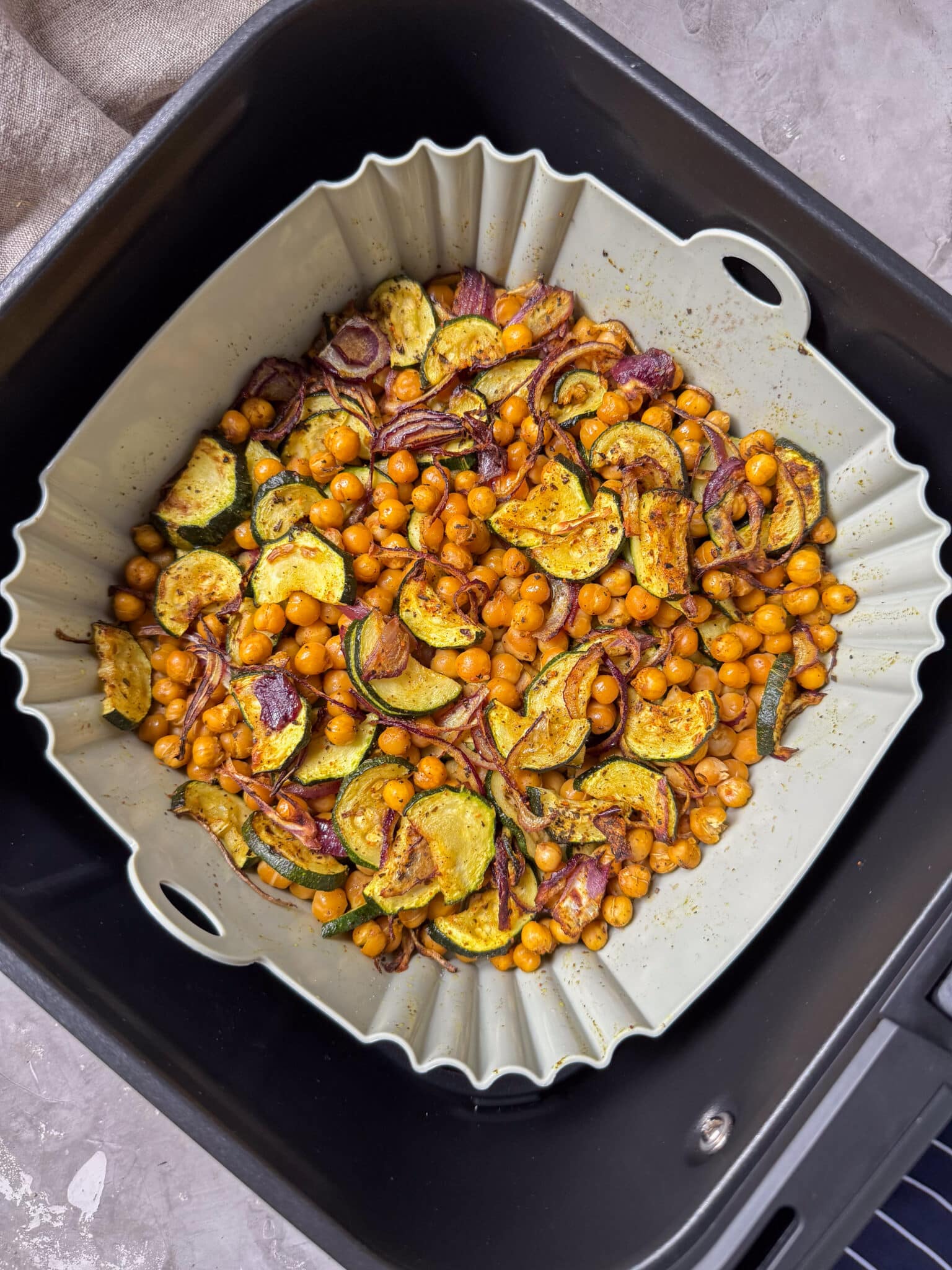 Zucchini Salat mit Kichererbsen und Feta aus dem Airfryer